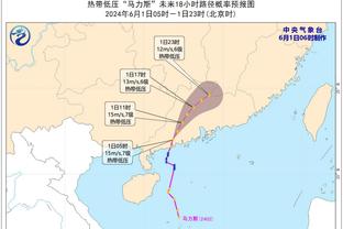 梅西向球迷招手致意，随后走回更衣室